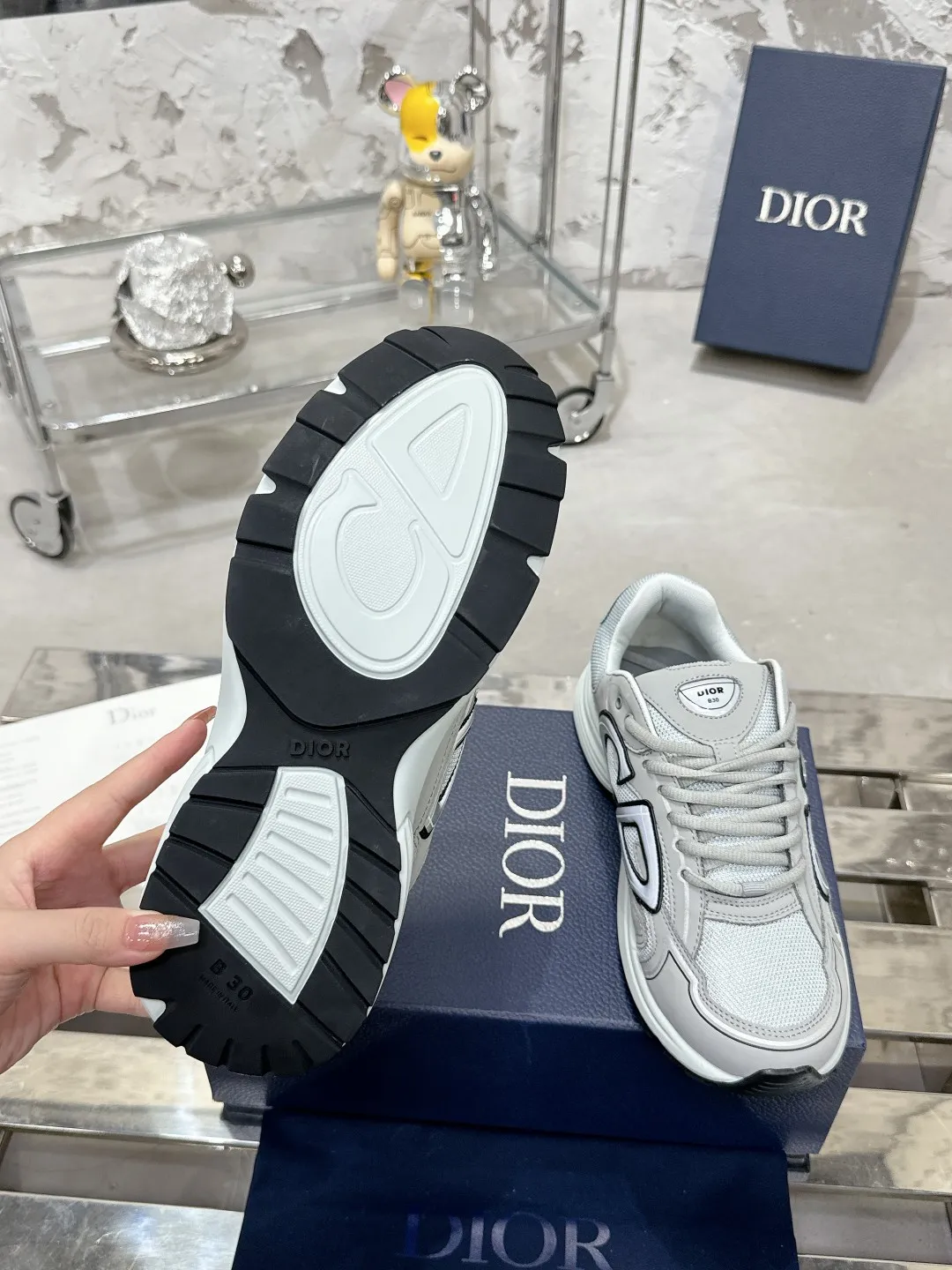 Men's men's shoes 💰600❤️❤️❤️High version Dior Dior's latest color matching B30 series reflective dad sneakers original 17380💰 purchased for development and production Brand new B30 sneakers Dad Shoes style shoes that follow the trend of the retro market The Dior logo on the tongue also indicates that this pair of shoes is the B30 model! B30 uses fine-textured leather and mesh cloth materials to form a shoe body. There are conspicuous letters CD on both sides of the shoe body to indicate identity. Many lines on the shoe body outline details to make the shoes look less monotonous and full of retro flavor. The delivery counter is exquisitely packaged🛍📦 ▪️Fabric: Original customized technical fabric + mesh ▪️Inner lining: Customized breathable lining ▪️Outsole: Original molded IP foam + TPU outsole ▪️Sole thickness: 3.5CM ▪️Size: Women’s size 35-40 / Men’s size 39-46